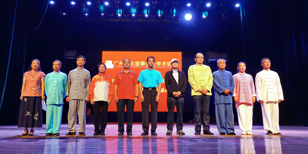 我会领导与钟振山老师团队合影留念.jpg